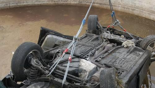 Der völlig beschädigte Wagen - hier wird er gerade aus der Odelgrube gezogen. Der völlig beschädigte Wagen - hier wird er gerade aus der Odelgrube gezogen.