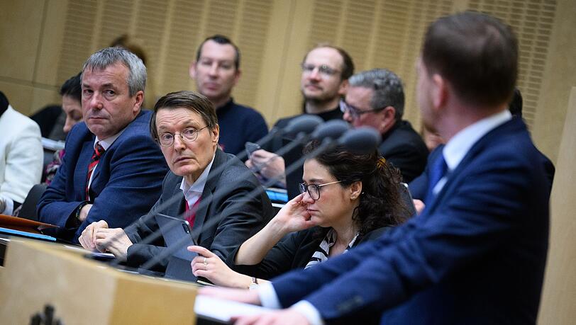 Karl Lauterbach (2.v.l.) verfolgt die Rede von Ministerpräsident Michael Kretschmer in der 1042. Plenarsitzung vom Deutschen Bundesrat.