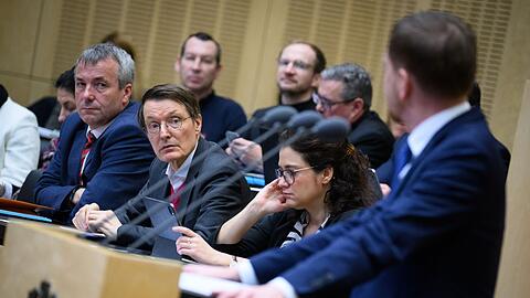 Karl Lauterbach (2.v.l.) verfolgt die Rede von Ministerpräsident Michael Kretschmer in der 1042. Plenarsitzung vom Deutschen Bundesrat.