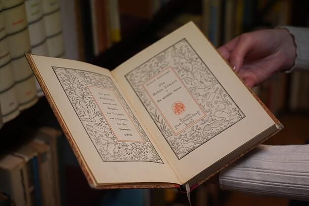 Wer sich die Zeit nimmt, in den unzähligen Büchern zu stöbern, findet das ein oder andere Kunstwerk. Wer sich die Zeit nimmt, in den unzähligen Büchern zu stöbern, findet das ein oder andere Kunstwerk.