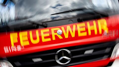 Mehrere Gebäude in der Günzburger Innenstadt mussten wegen der starken Rauchentwicklung evakuiert werden. (Symbolbild)