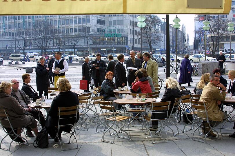 WEISSE PUNKTE: Was ist das: Ein Punkte-System,
das in der Stadt München
grassiert und ebenso
nervt wie das Punkte-System
von Flensburg? Es sind die
weißen Pünktchen, die von
Amts wegen millimetergenau
die Ausdehnung der &bdquo;Freischankflächen&ldquo;
reglementieren.
Und somit unbotmäßige
Freiluft-Freude unterbinden.
Ach, manchmal liegt die nördlichste
Stadt Italiens schon verdammt
weit im Norden.
