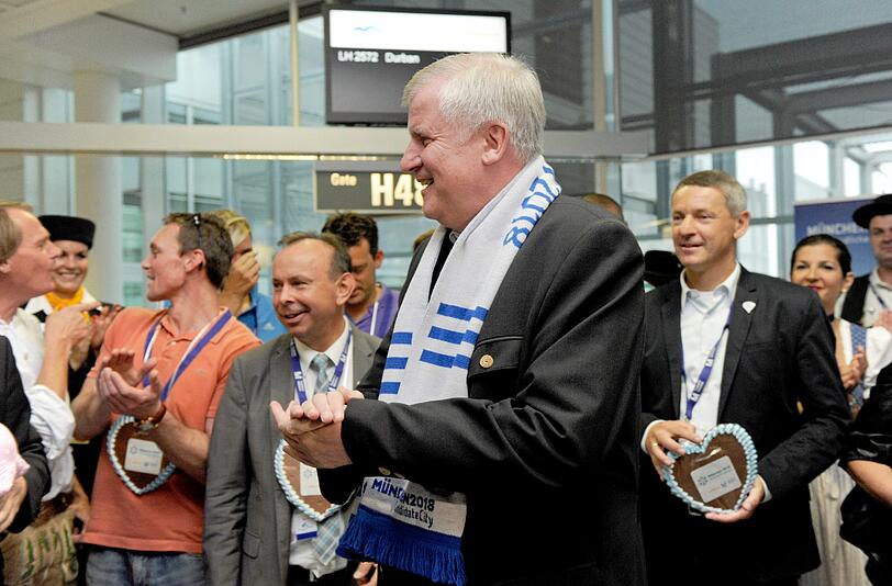 Kurz vorm Abflug nach Durban: Ministerpräsident Horst Seehofer steht zusammen mit Sportlern und Politikern am Gate im Flughafen in München und ballt die Fäuste.