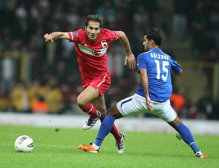 Die Türkei musste sogar noch bis zum letzten Spieltag zittern: Der EM-Halbfinalist von 2008 um Ex-Bayer Hamit Altintop und Real Madrids Nuri Sahin machte erst durch einen Sieg am letzten Spieltag gegen Aserbaidschan den zweiten Gruppenplatz perfekt und schob sich in der Tabelle in letzter Minute noch vor Belgien. Für die Türken heißt es nun, eine Extra-Runde in den Playoffs zu drehen, um in Polen und der Ukraine dabei zu sein.
