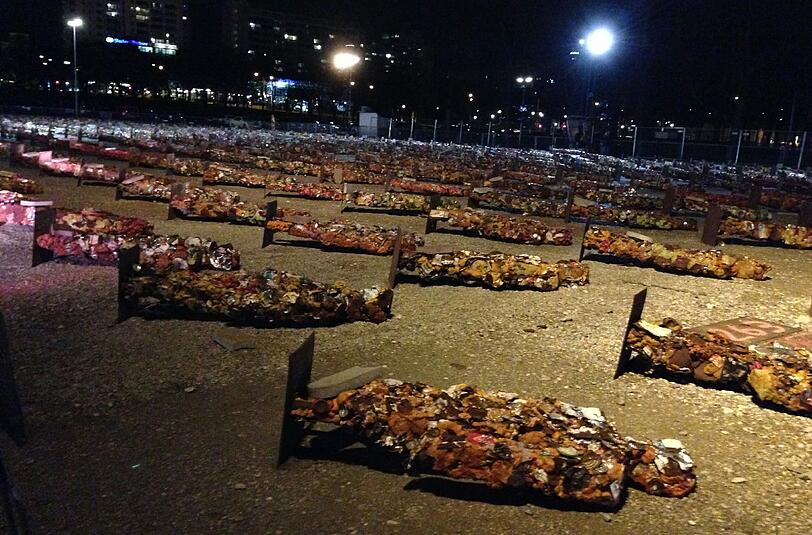 Normalerweise stehen sie in Reih und Glied: Wegen des Sturmtiefs &bdquo;Nils&ldquo; müssen die 500 Trash People eine Liegepause einlegen.
