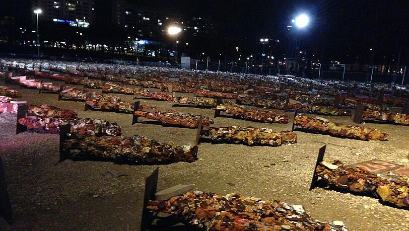 Normalerweise stehen sie in Reih und Glied: Wegen des Sturmtiefs „Nils“ müssen die 500 Trash People eine Liegepause einlegen. Normalerweise stehen sie in Reih und Glied: Wegen des Sturmtiefs „Nils“ müssen die 500 Trash People eine Liegepause einlegen.
