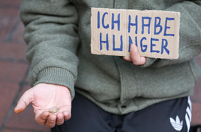 "Armutsgefährdet" bedeutet nicht gleich, dass man Hunger leiden muss. Dennoch müssen viele Bayern auf alltägliche Dinge verzichten.