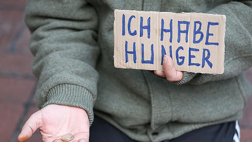"Armutsgefährdet" bedeutet nicht gleich, dass man Hunger leiden muss. Dennoch müssen viele Bayern auf alltägliche Dinge verzichten. "Armutsgefährdet" bedeutet nicht gleich, dass man Hunger leiden muss. Dennoch müssen viele Bayern auf alltägliche Dinge verzichten.