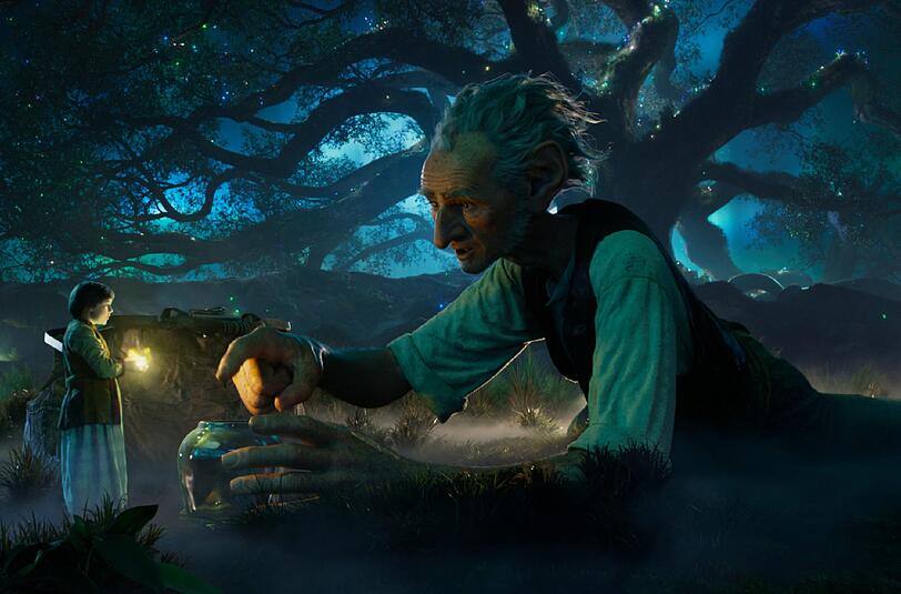 Ruby Barnhill als Mädchen, das dem freundlichen BFG (dem computeranimierten Mark Rylance) aus London in seine Traumwelt folgt.