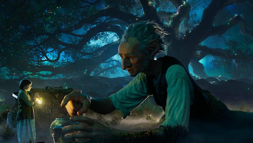 Ruby Barnhill als Mädchen, das dem freundlichen BFG (dem computeranimierten Mark Rylance) aus London in seine Traumwelt folgt. Ruby Barnhill als Mädchen, das dem freundlichen BFG (dem computeranimierten Mark Rylance) aus London in seine Traumwelt folgt.