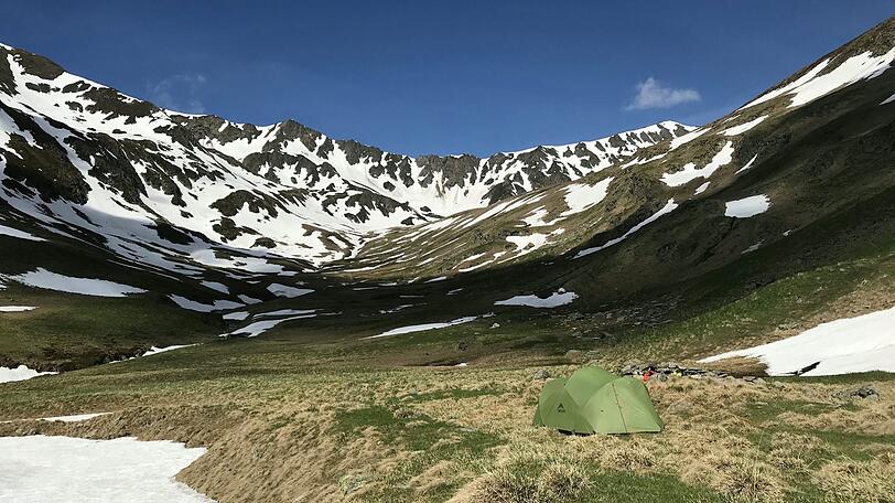 Gemeinsam mit seiner Freundin Laura Booth wagte sich Andi Bauer in die rumänische Wildnis.