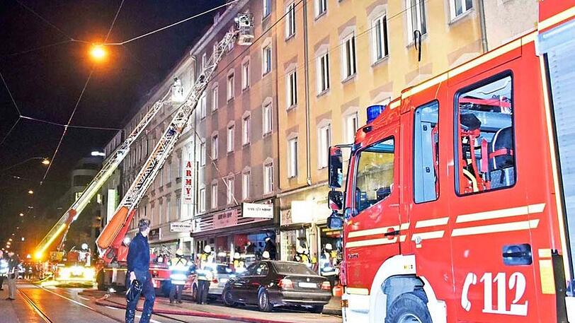 Bei dem Brand im November 2016 kamen drei Mensch ums Leben. Nun müssen die Mieter aus dem Hinterhaus raus.