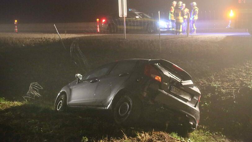 Abflug von der Autobahn: Ein Pkw ist von der A94 abgekommen und hat dabei einen Wildschutzzaun durchbrochen.