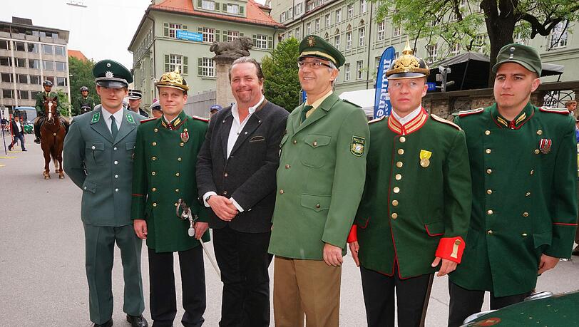 Beim Tag der offenen Tür des Polizeipräsidiums München konnten die Besucher einen spannenden Blick hinter die Kulissen werfen. Beim Tag der offenen Tür des Polizeipräsidiums München konnten die Besucher einen spannenden Blick hinter die Kulissen werfen.