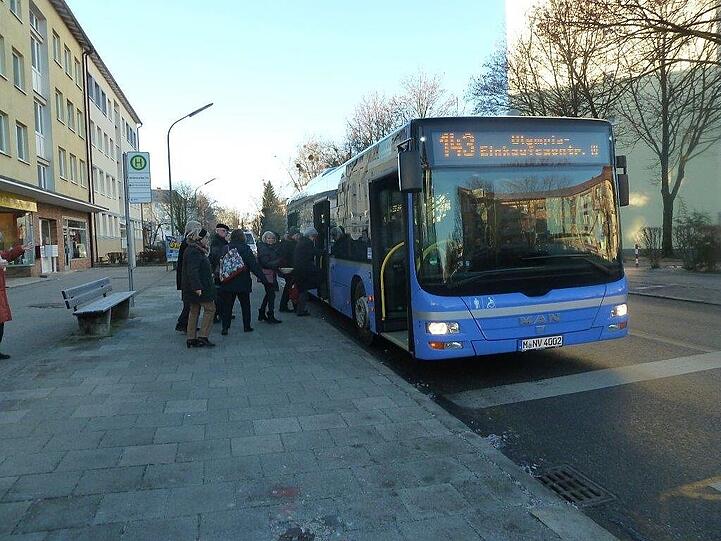 Damit Passagiere auch am Hansapark ungehindert in den Bus einsteigen könne, wird die Haltestelle umgebaut. (Symbolbild)