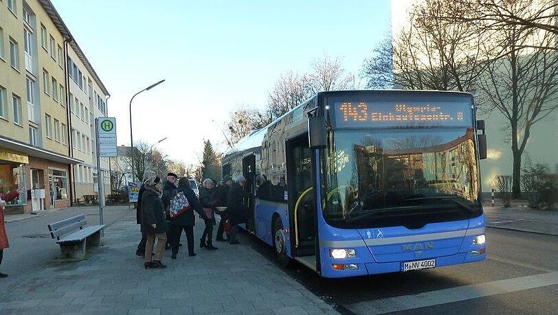 Damit Passagiere auch am Hansapark ungehindert in den Bus einsteigen könne, wird die Haltestelle umgebaut. (Symbolbild) Damit Passagiere auch am Hansapark ungehindert in den Bus einsteigen könne, wird die Haltestelle umgebaut. (Symbolbild)