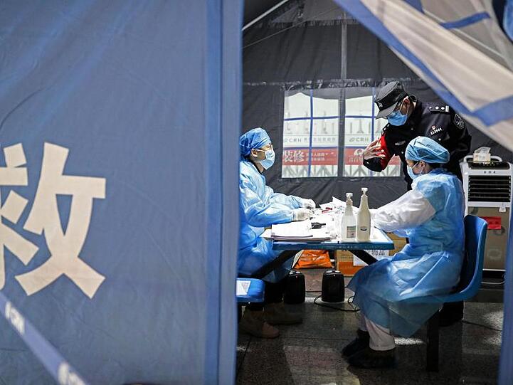 Nach einem Meinungsbeitrag im "Wall Street Journals", der China als "wahren kranken Mann" im Kampf gegen den Coronavirus brandmarkte, hat China drei Korrespondenten der Zeitung die Akkreditierung entzogen.