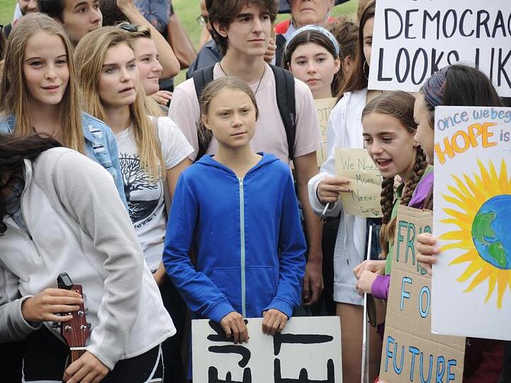 Die schwedische Umweltaktivistin Greta Thunberg (M.) bei einer Demonstration für mehr Klimaschutz vor dem Weißem Haus.