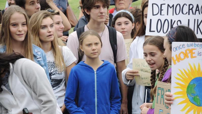 Die schwedische Umweltaktivistin Greta Thunberg (M.) bei einer Demonstration für mehr Klimaschutz vor dem Weißem Haus. Die schwedische Umweltaktivistin Greta Thunberg (M.) bei einer Demonstration für mehr Klimaschutz vor dem Weißem Haus.