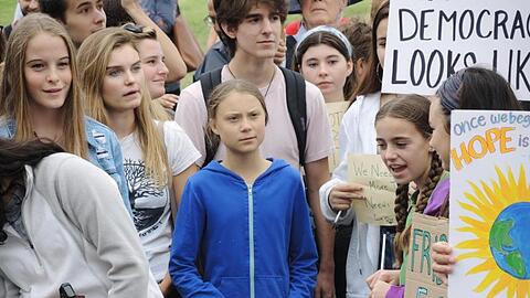 Die schwedische Umweltaktivistin Greta Thunberg (M.) bei einer Demonstration für mehr Klimaschutz vor dem Weißem Haus.