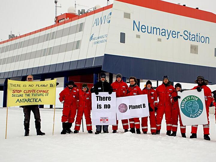 Wissenschaftler demonstrierten vor der Neumayer-Forschungsstation in der Antarktis für mehr Klimaschutz.