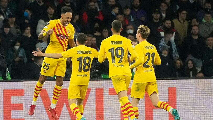Barcelonas Pierre-Emerick Aubameyang (l) jubelt mit Teamkollegen nach seinem Treffer. Barcelonas Pierre-Emerick Aubameyang (l) jubelt mit Teamkollegen nach seinem Treffer.