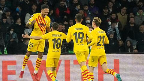 Barcelonas Pierre-Emerick Aubameyang (l) jubelt mit Teamkollegen nach seinem Treffer.
