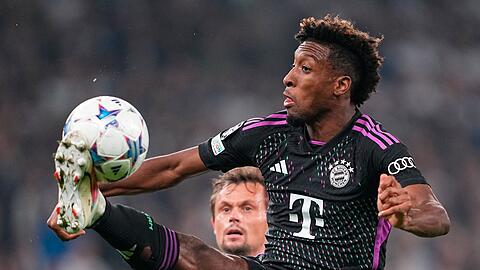 Bayerns Kingsley Coman spielt den Ball.