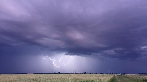 Gewitter und Regen werden über Bayern erwartet. (Archivfoto)