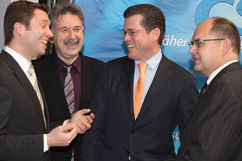 Karl-Theodor zu Guttenberg mit Fürths Landrat Matthias Dießl (li.), CSU-Kreischef Gerhard Fuchs und Christian Schmidt (re.).