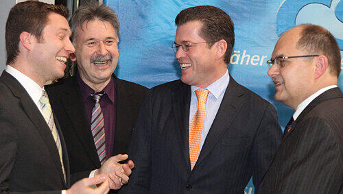 Karl-Theodor zu Guttenberg mit Fürths Landrat Matthias Dießl (li.), CSU-Kreischef Gerhard Fuchs und Christian Schmidt (re.). Karl-Theodor zu Guttenberg mit Fürths Landrat Matthias Dießl (li.), CSU-Kreischef Gerhard Fuchs und Christian Schmidt (re.).