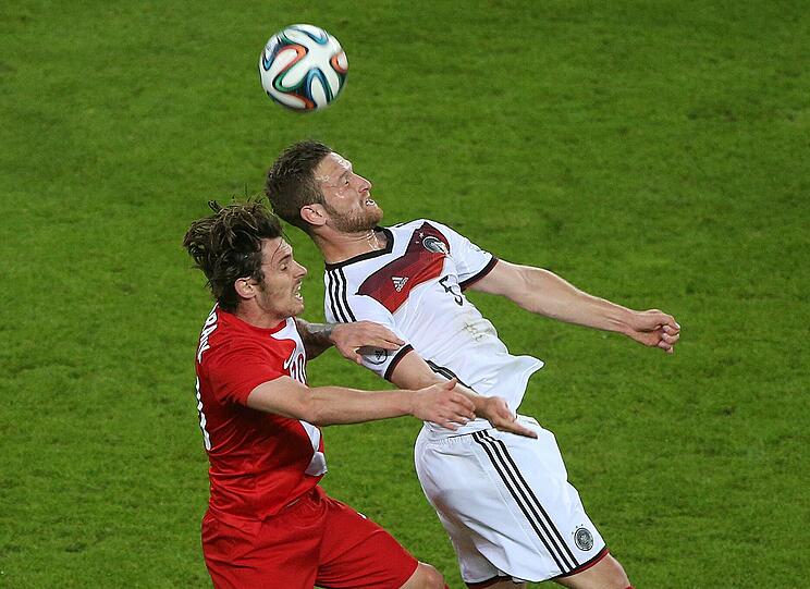 SHKODRAN MUSTAFI: NOTE 3. Der Stammspieler von Sampdoria Genua fiel vor allem durch seinen Vollbart auf.
