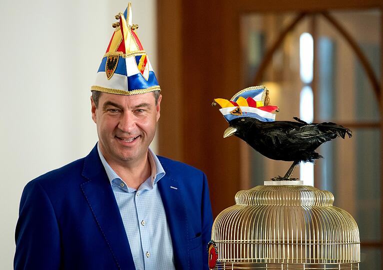 Markus Söder mit Narrenkappe und Käfig: Die Ordensträger halten ihre Ritterrede traditionell in einem Käfig.