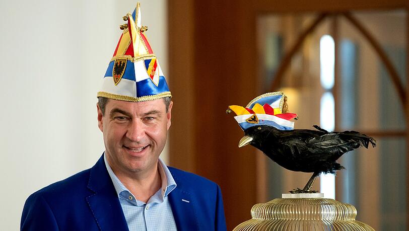 Markus Söder mit Narrenkappe und Käfig: Die Ordensträger halten ihre Ritterrede traditionell in einem Käfig.