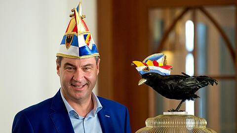 Markus Söder mit Narrenkappe und Käfig: Die Ordensträger halten ihre Ritterrede traditionell in einem Käfig.