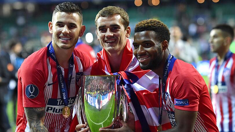 Lucas Hernández (links), Antonie Griezmann (Mitte) und Thomas Lemar von Atlético Madrid jubeln im August 2018 mit dem Uefa Supercup. Lucas Hernández (links), Antonie Griezmann (Mitte) und Thomas Lemar von Atlético Madrid jubeln im August 2018 mit dem Uefa Supercup.