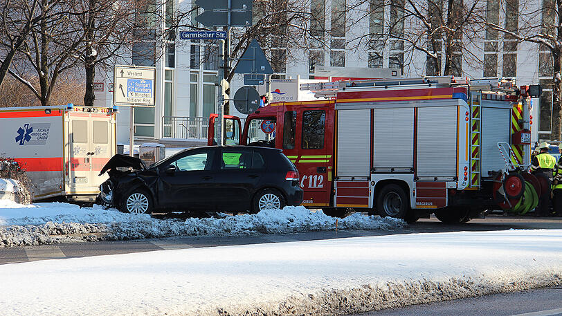 Bei dem Unfall auf der Garmischer Straße wurden insgesamt vier Menschen verletzt.