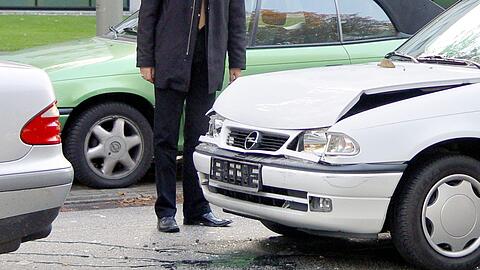 In München-Trudering sind bei einem Unfall vier Autos zusammengestoßen. (Symbolbild)