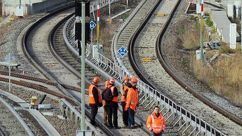 Arbeiter stehen auf den S-Bahnschienen kurz vor dem Bahnhof Warschauer Straße in Berlin.