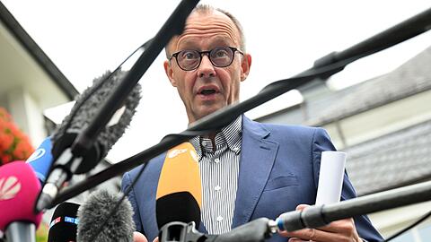 CDU-Chef Friedrich Merz gibt bei der Unions-Klausur in Schmallenberg ein Pressestatement ab.