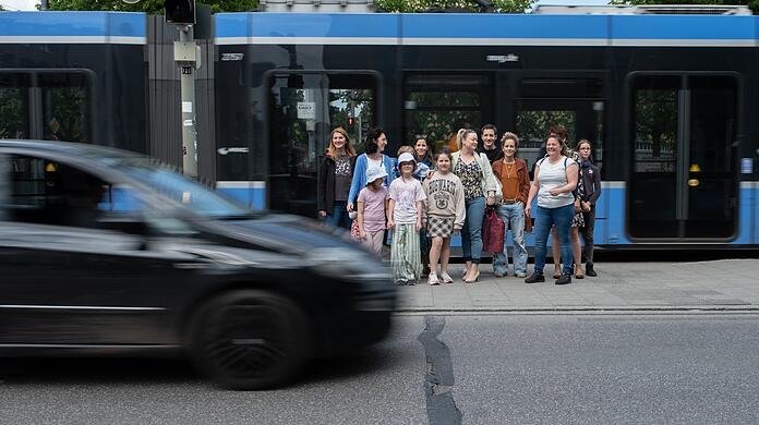 Gefahr von allen Seiten: Eltern der Gertrud-Bäumer-Grundschulkinder bitten die Stadt um Hilfe, damit der Schulweg für die Kinder sicherer wird.