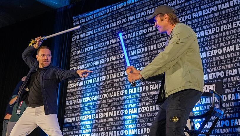 Die Haltung stimmt, nur den "On"-Knopf seines Lichtschwerts konnte Ewan "Obi-Wan" McGregor (l.) auf die Schnelle offenbar nicht finden.