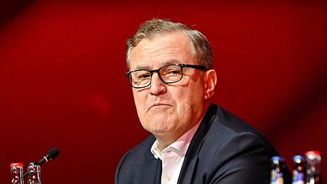 Bayern Münchens Vorstandsvorsitzender Jan-Christian Dreesen hofft auf ein Einlenken des DFB im Zoff um die Frauen-Bundesliga. (Archivbild)