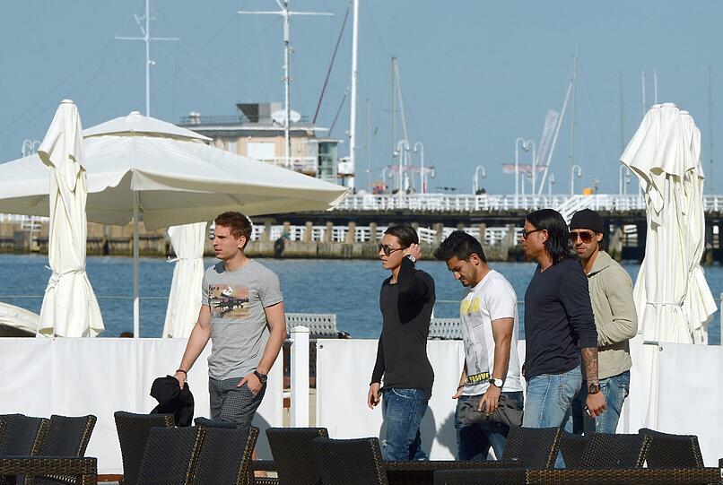 US 5? Nein, DFB-Elf! Ihre Auszeit am Dienstag nutzen Ron-Robert Zieler, Mesut Özil, Ilkay Guendogan, Tim Wiese und Sami Khedira zum Flanieren durch Sopot. Medienwirksam, versteht sich: Auf den ersten Blick könnte man Jogis Jungs für eine Boyband halten.