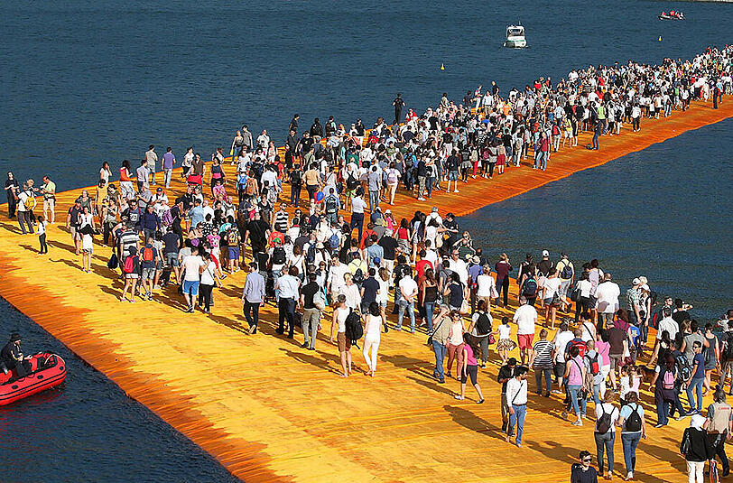 Christos Mammut-Installation "Floating Piers" ist fertig. Die beeindruckenden Bilder.
