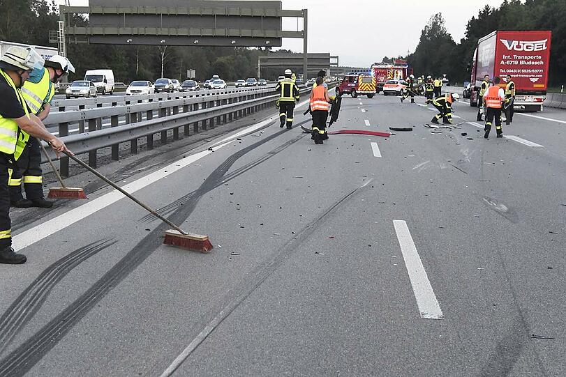 Der hochmotorisierte Mustang rammt den Fiat einfach von der Fahrspur.