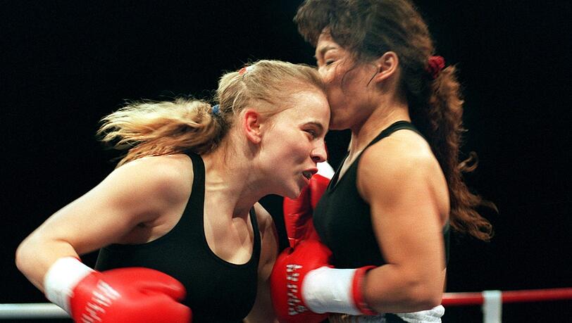 "Ich erinnere mich genau an diesen Tag", sagt Regina Halmich über den 10. Juni 1995, als sie gegen Kim Messer (r.) als erste deutsche Frau den Weltmeistertitel im Boxen erkämpfte. "Ich erinnere mich genau an diesen Tag", sagt Regina Halmich über den 10. Juni 1995, als sie gegen Kim Messer (r.) als erste deutsche Frau den Weltmeistertitel im Boxen erkämpfte.