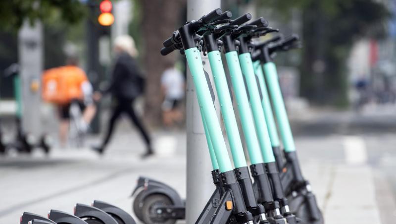 E-Tretroller stehen am Straßenrand und warten auf Kunden. E-Tretroller stehen am Straßenrand und warten auf Kunden.