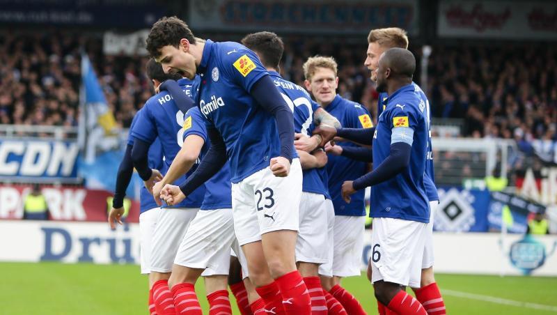 Holstein Kiel hält nach dem Erfolg über den HSV Anschluss an die Aufstiegsplätze. Holstein Kiel hält nach dem Erfolg über den HSV Anschluss an die Aufstiegsplätze.