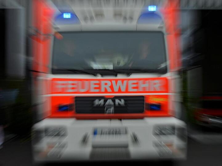 Ein Einsatzwagen der Feuerwehr ist während der Fahrt zu sehen. Foto: Hendrik Schmidt/dpa-Zentralbild/dpa/Archivbild